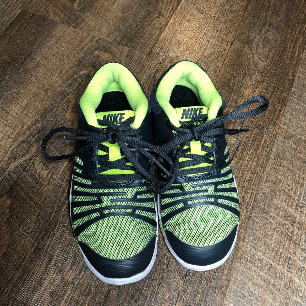 Nike•Black & Neon Green Boys Tennis Shoes•12